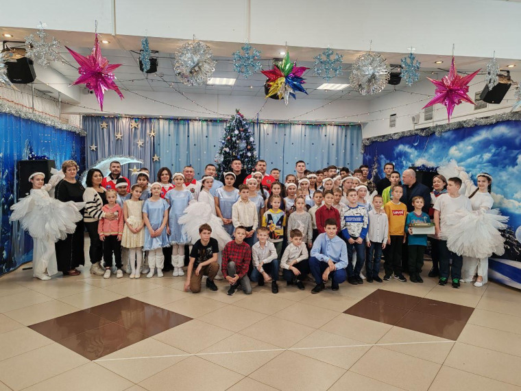 В преддверии празднования Нового года воспитанники детского дома получили поздравления.