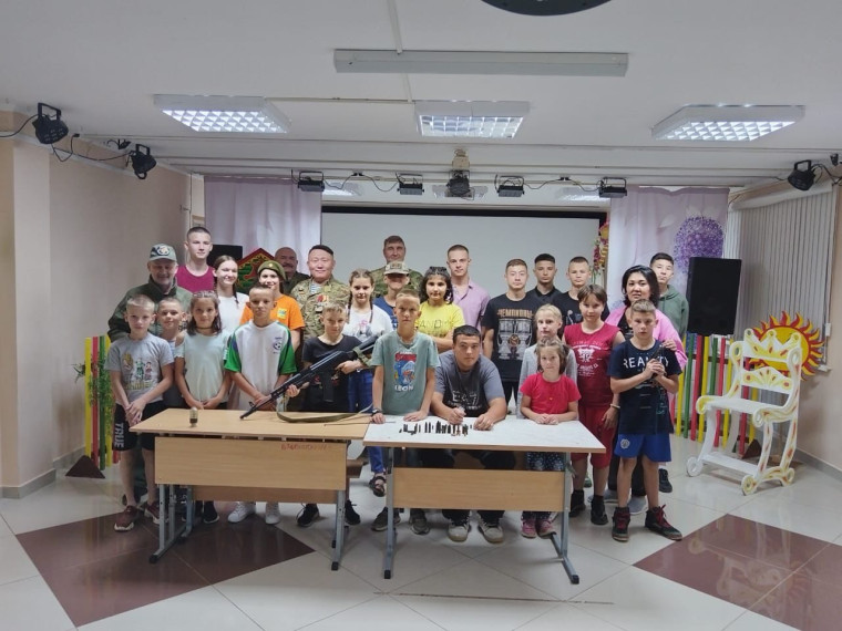 "Урок мужества" с гостями - добровольцами из Донбасса.